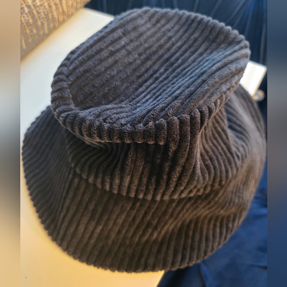 Janessa Leone Tatum Bucket Hat Size Small